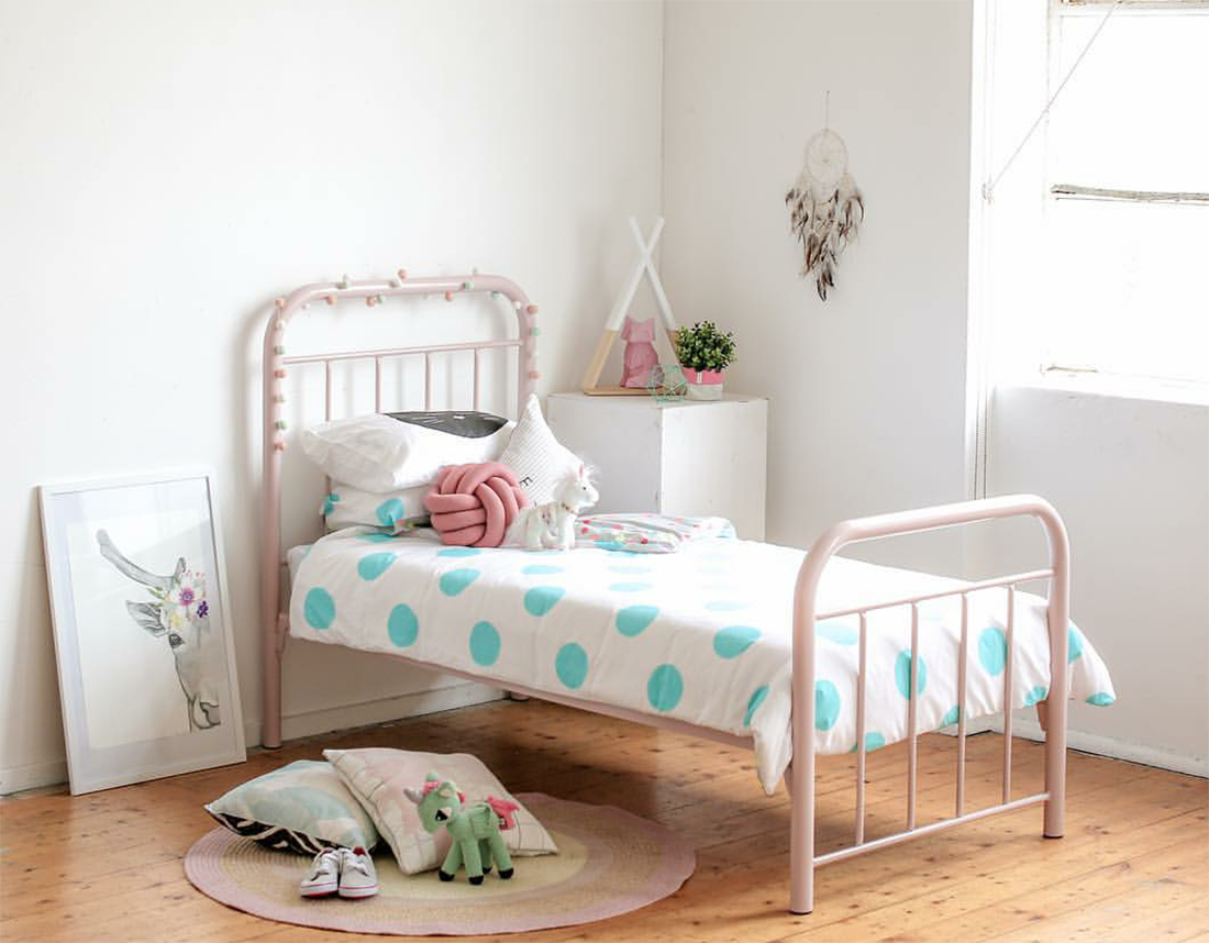 Kids metal discount bed